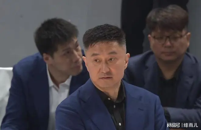 徐昕在国家队比赛中的防守瞬间